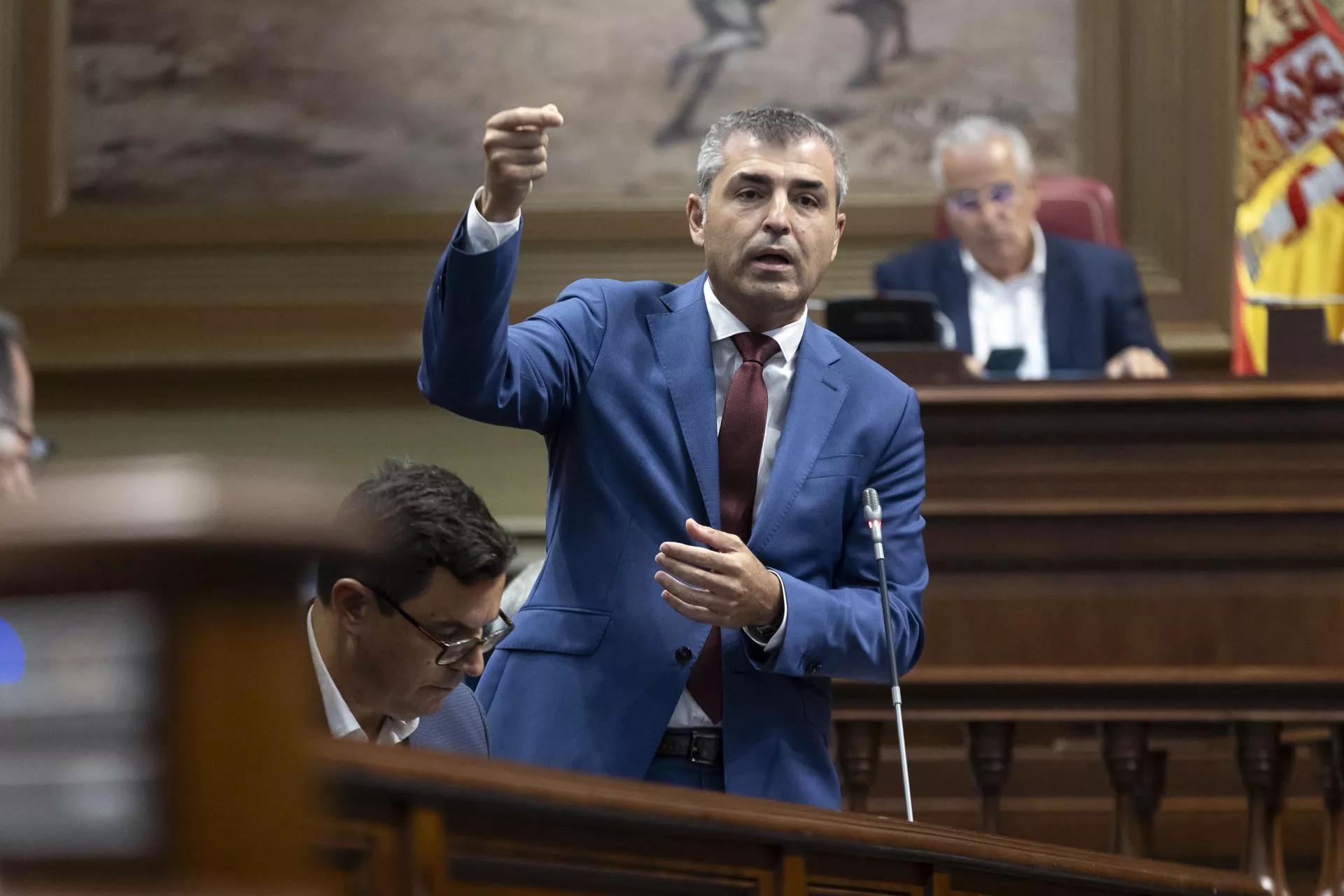 El vicepresidente y consejero de Economía, Industria, Comercio y Autónomos del Gobierno de Canarias, Manuel Domínguez, durante una intervención en el Pleno del Parlamento de Canarias. / MIGUEL BARRETO-EFE