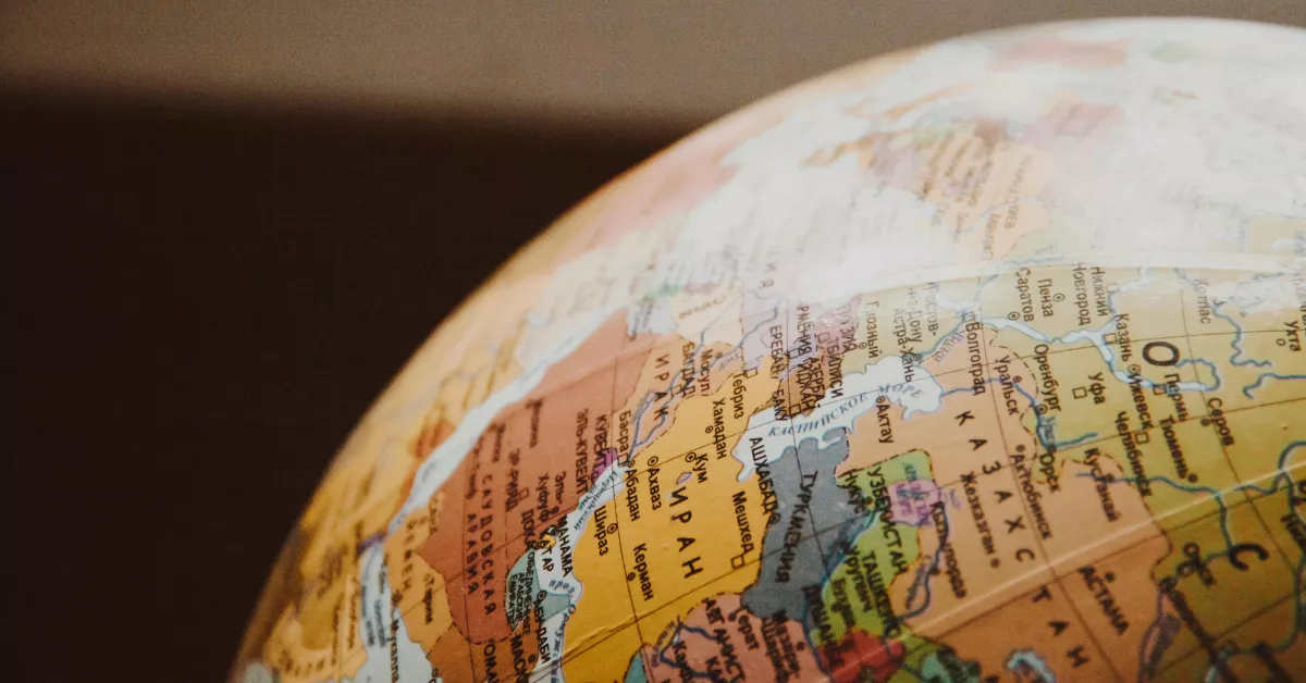 Imagen de un globo terráqueo con islas / PEXELS