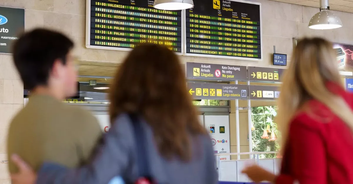 Pasajeros canarios esperan en el Aeropuerto de Tenerife Norte / EFE