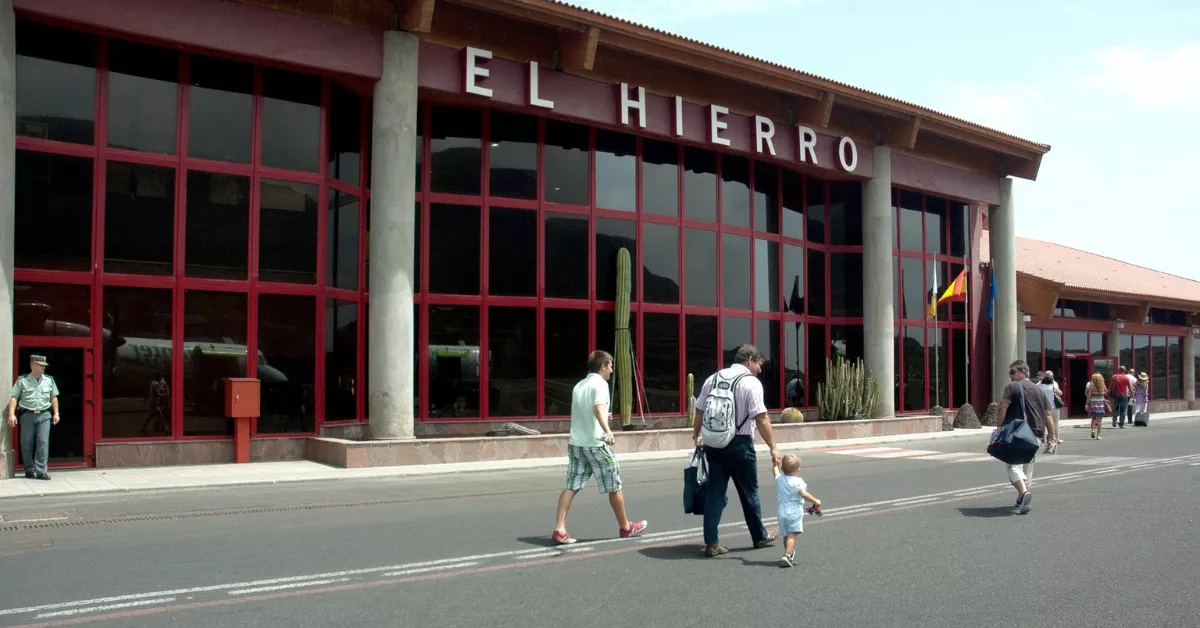 Pasajeros en el Aeropuerto de El Hierro / EFE