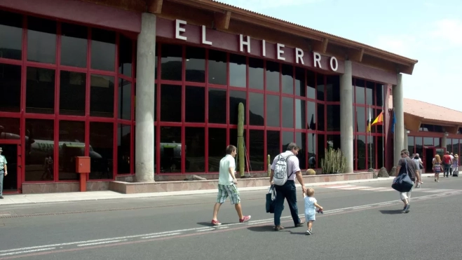 Pasajeros en el Aeropuerto de El Hierro / EFE Pasajeros en el Aeropuerto de El Hierro / EFE