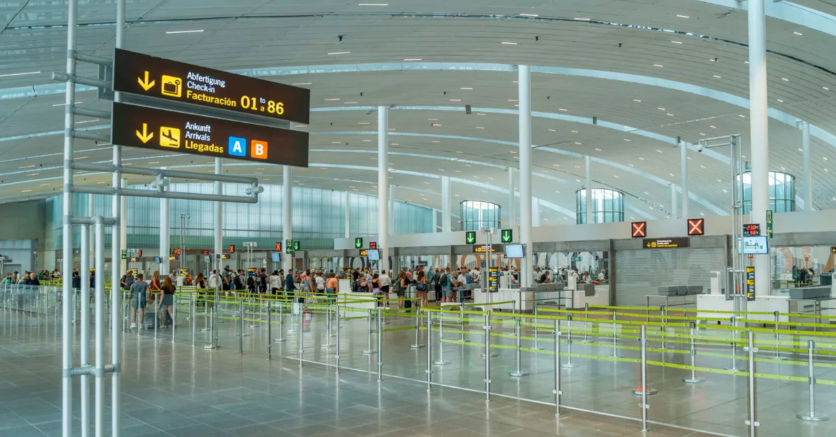 Pasajeros en el Aeropuerto de Tenerife Sur / MINISTERIO DE TRANSPORTES Pasajeros en el Aeropuerto de Tenerife Sur / MINISTERIO DE TRANSPORTES