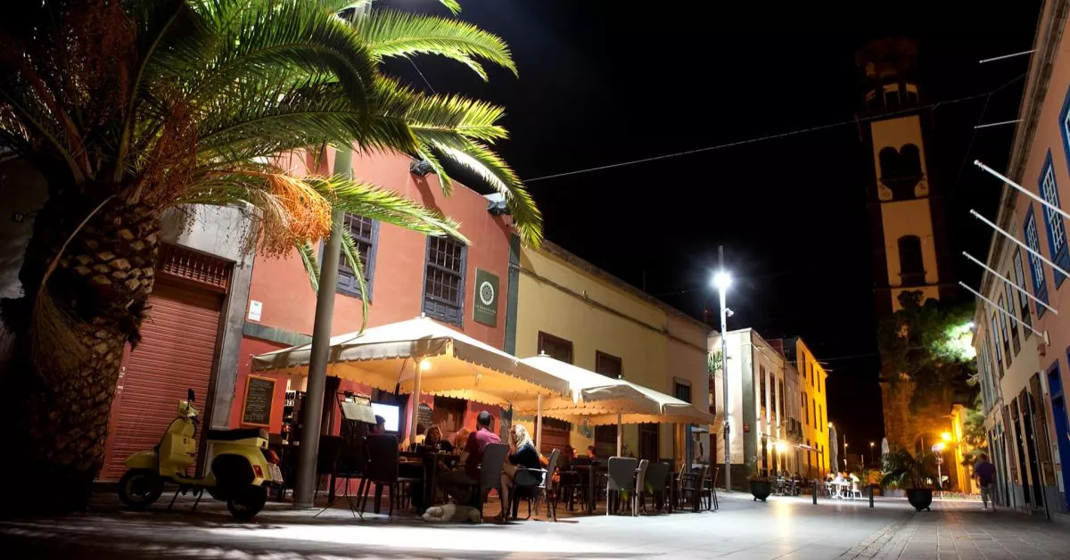 Una calle de Santa Cruz de Tenerife de noche / HOLA ISLAS CANARIAS
