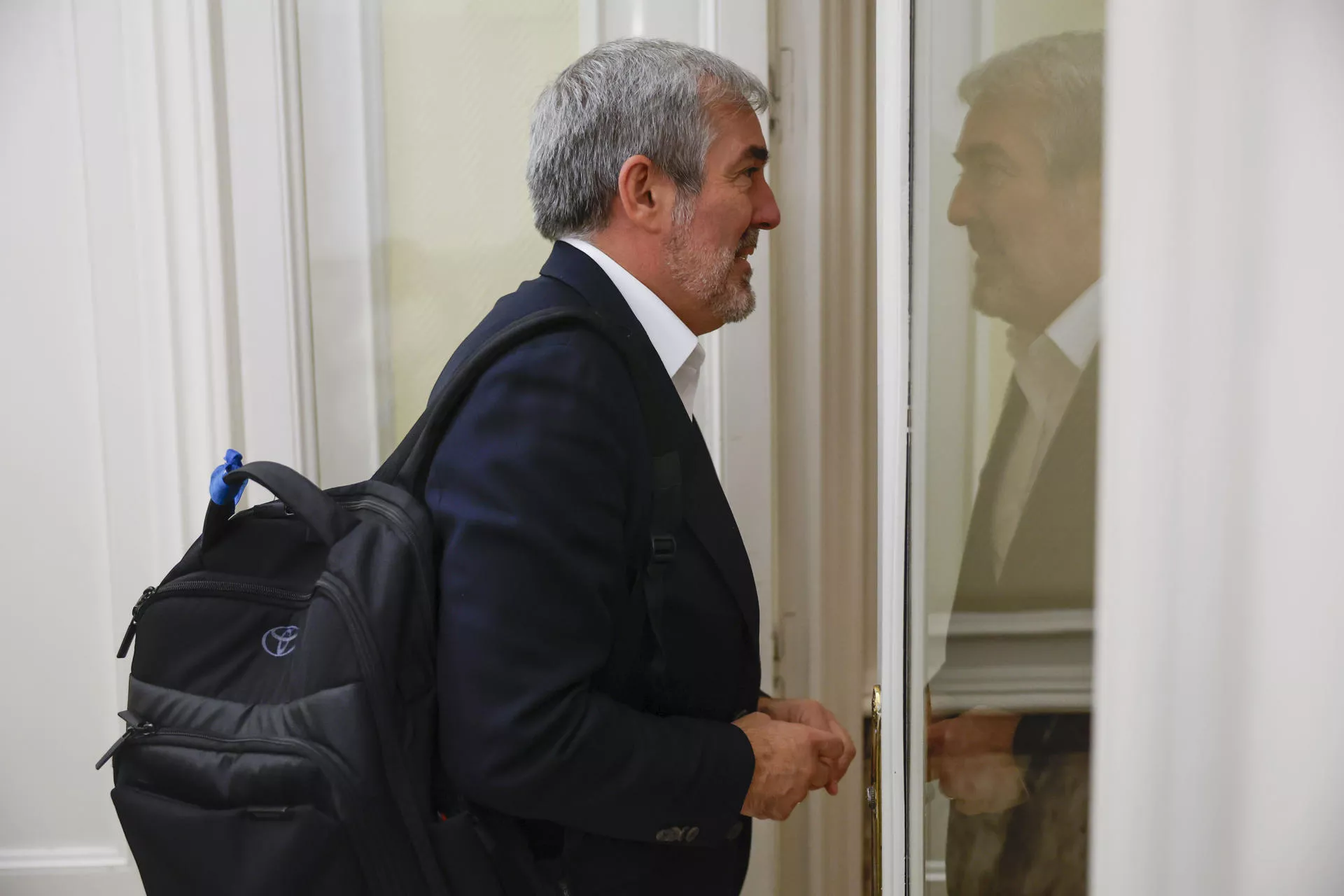 El presidente de Canarias, Fernando Clavijo, a su llegada a la reunión mantenida con la ministra de Hacienda, María Jesús Montero. / JUAN CARLOS HIDALGO-EFE