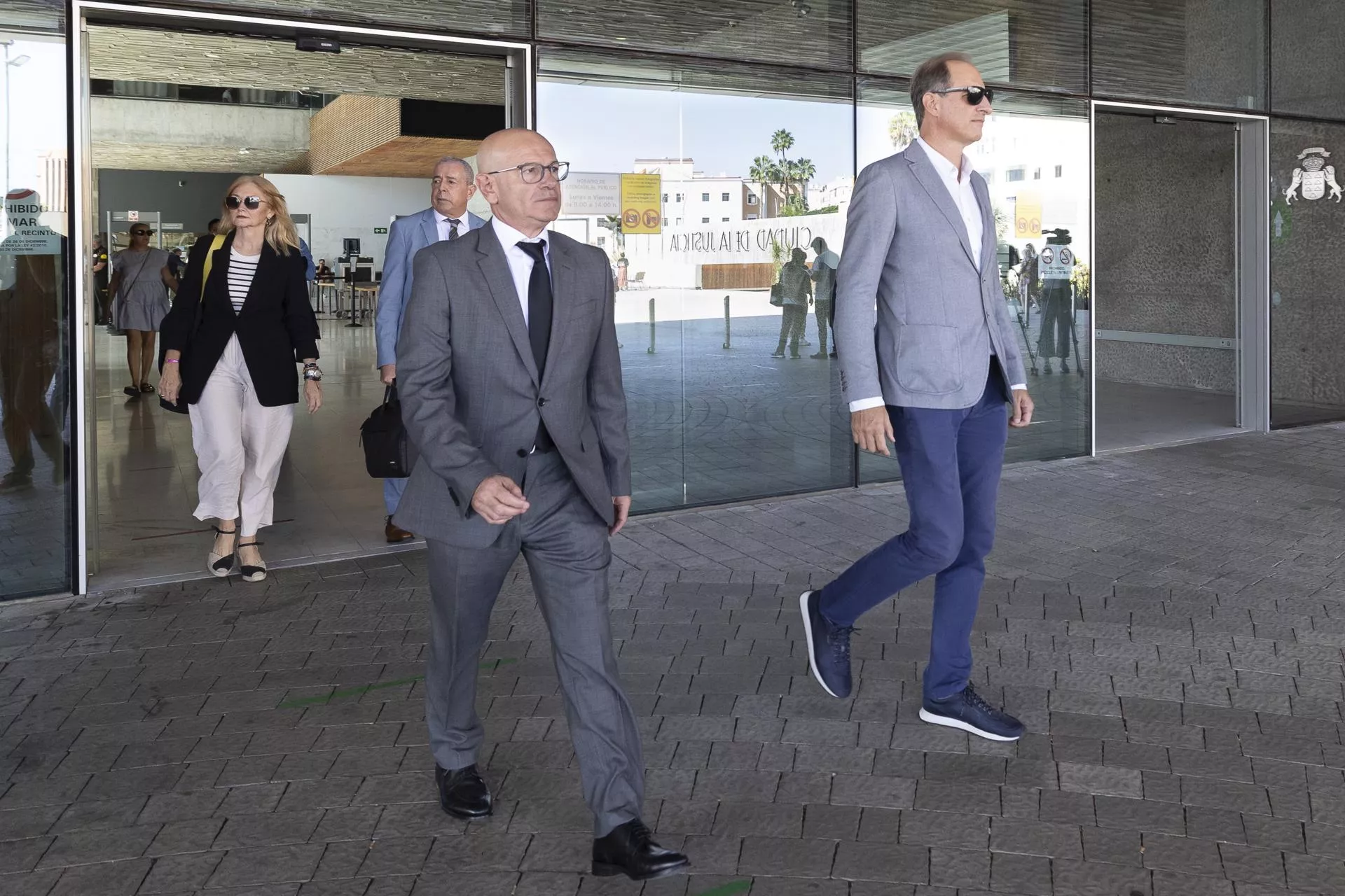 En primer término, a la derecha, el jefe de la oficina técnica de Geursa, Carlos Cabrera, seguido de la gerente, Marina Más, tras comparecer en el juzgado por el 'caso Valka'. / EFE / QUIQUE CURBELO