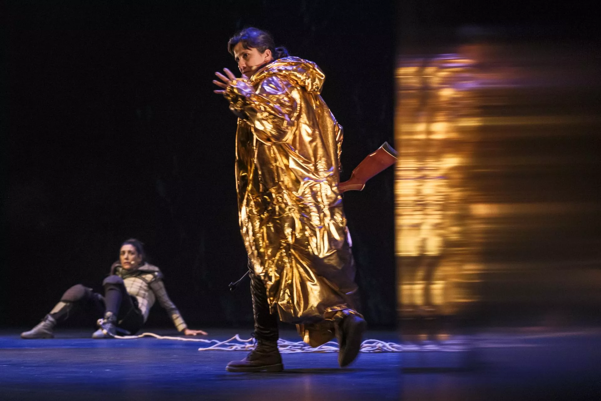 Un momento de la teatralización del texto inacabado de la artista grancanaria Pino Ojeda, 'Morir una sola vez', al que se le ha aportado el final mediante Inteligencia Artificial. / ÁNGEL MEDINA G.-EFE