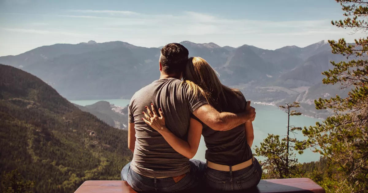 Imagen de una pareja que liga en un mirador / PEXELS
