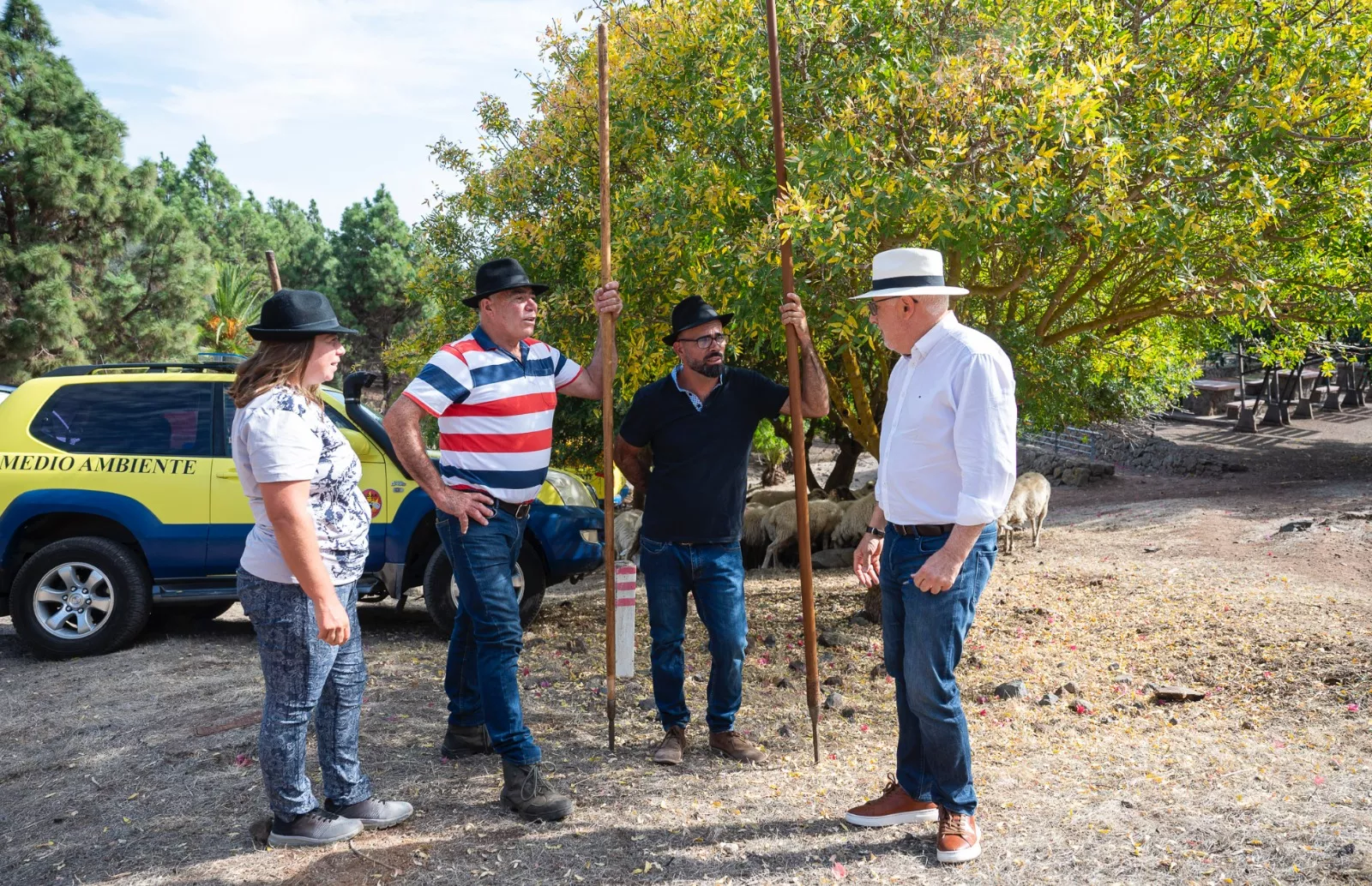 Antonio Morales conversa con pastores en una zona rural de Gran Canaria./ CEDIDA