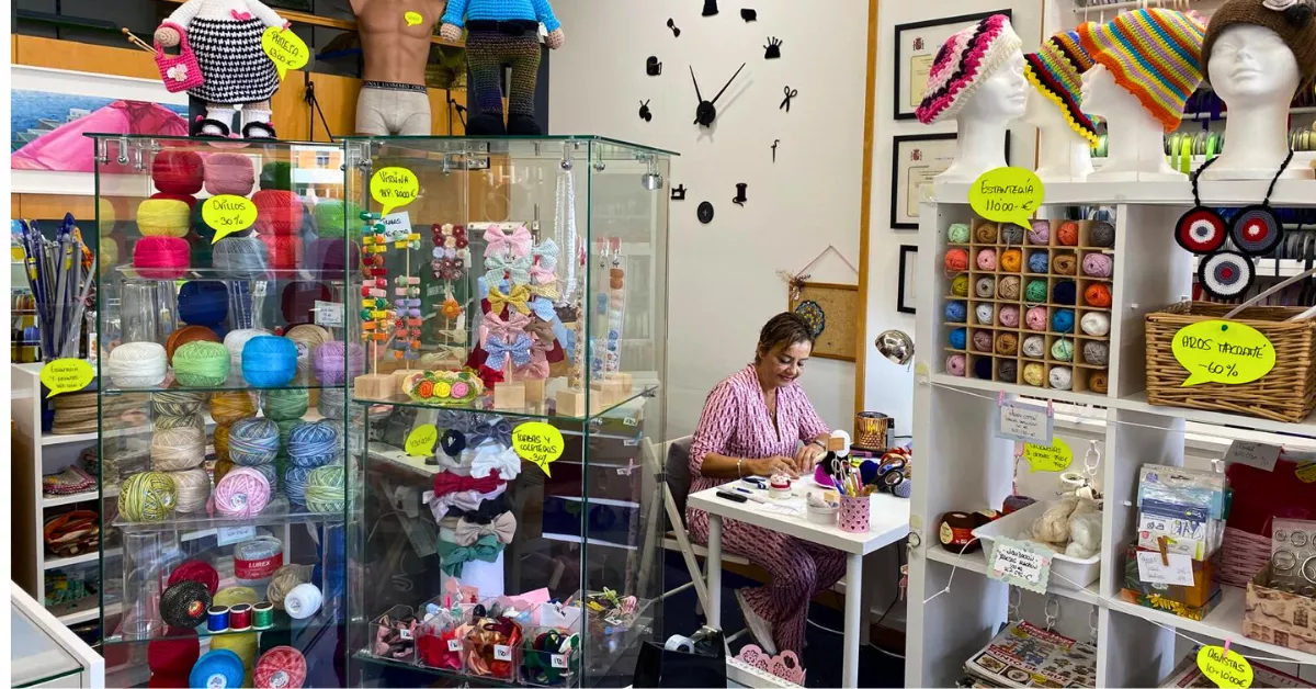 Aída en su mercería en el centro de Las Palmas, que se encuentra en liquidación por jubilación / ATLÁNTICO HOY