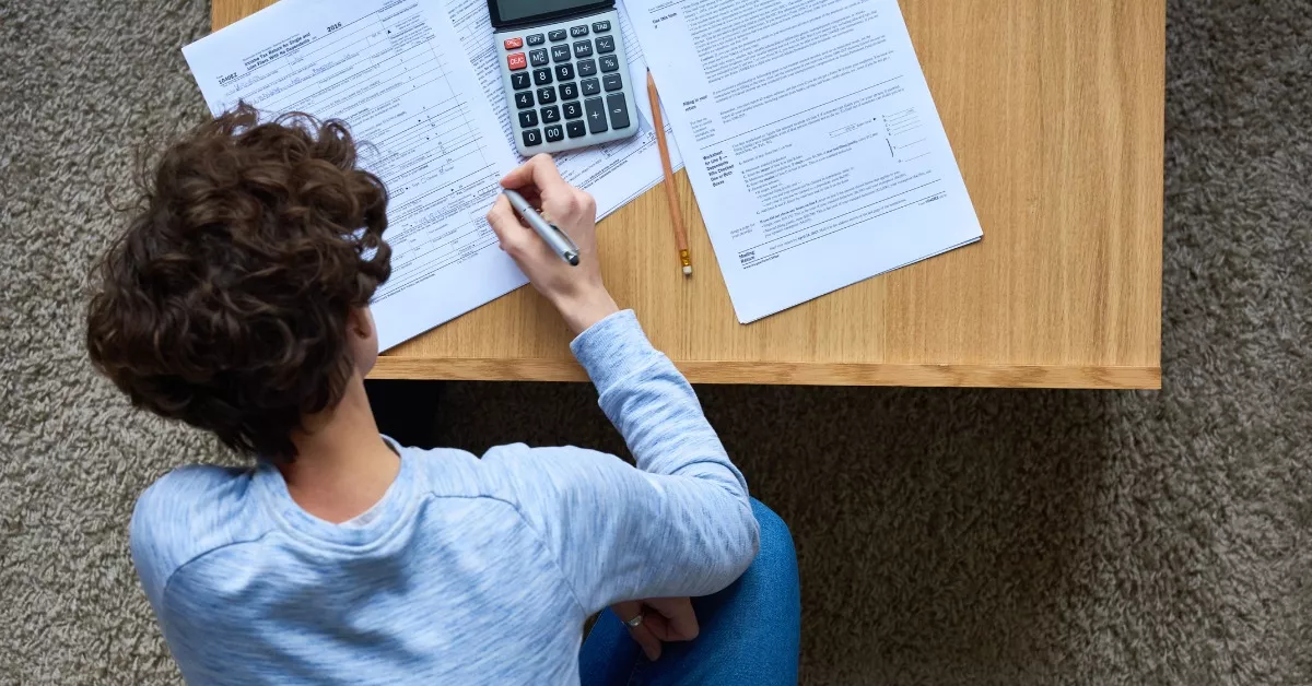 Una persona haciendo la declaración de la renta para pagar su tramo de IRPF./ ARCHIVO