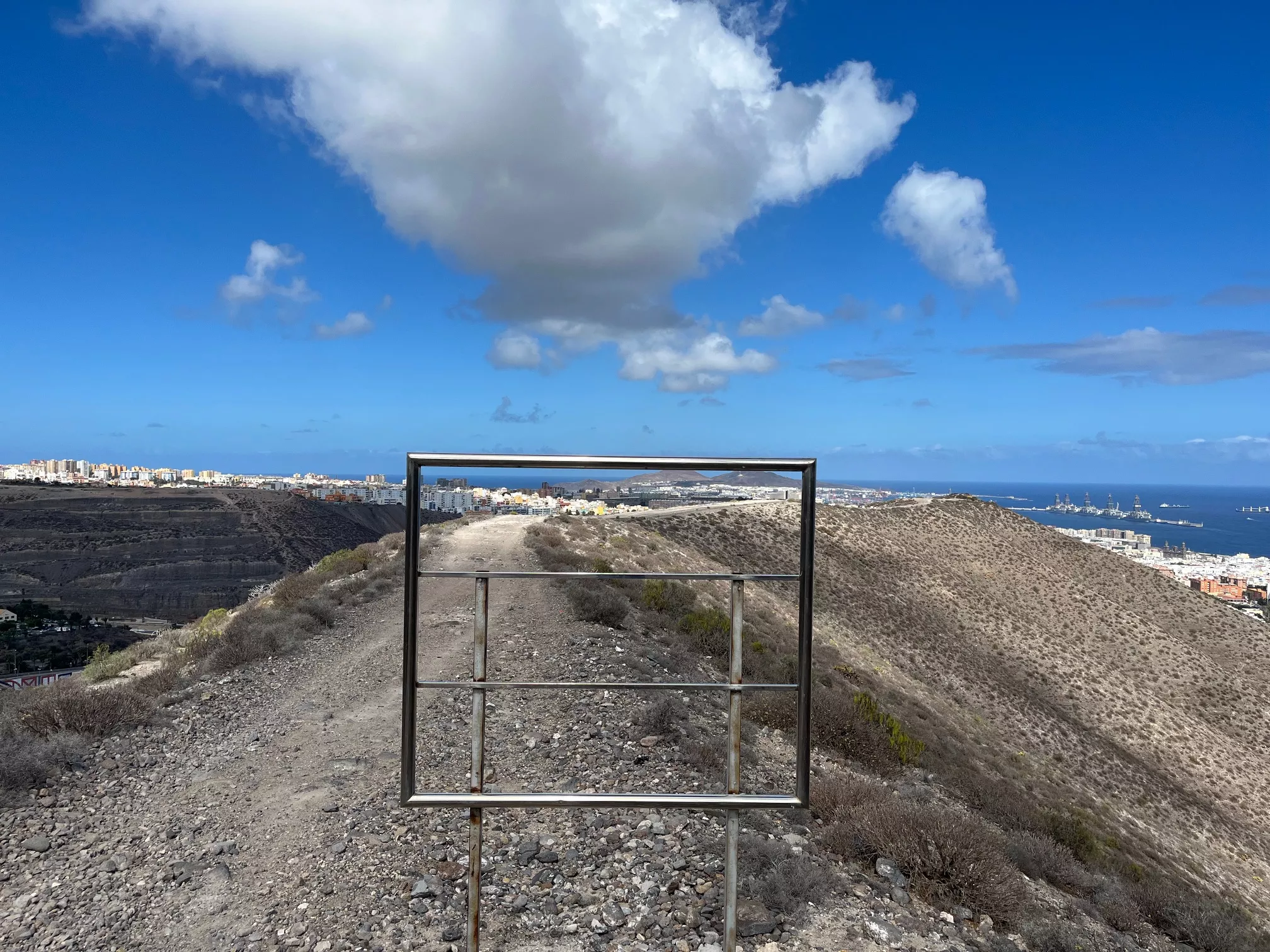 Panel de publicidad situado en el camino que se encuentra entre San Juan de Dios y la Batería de San Juan, en Las Palmas de Gran Canaria/ Santiago Gil