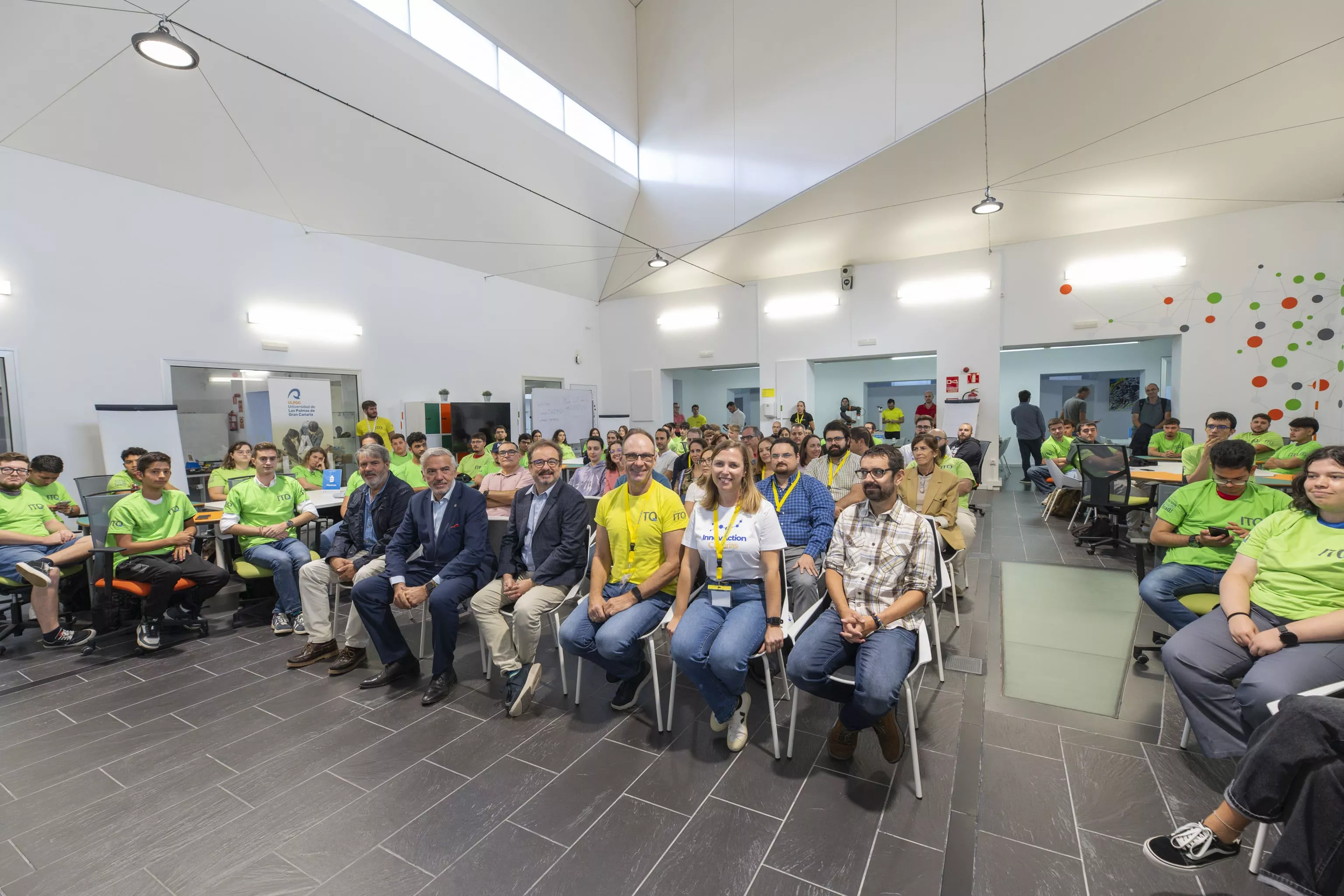 Foto de familia de todos los participantes en el proyecto InnovAction Canarias. / AH