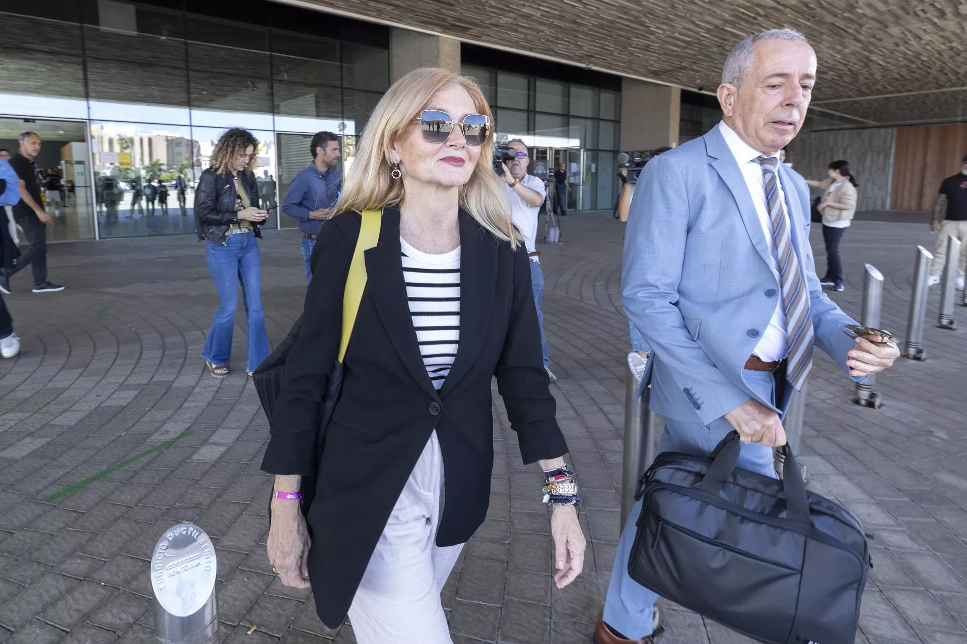 Marina Más, gerente de Geursa, sale del juzgado tras acogerse a su derecho a no declarar. / EFE / QUIQUE CURBELO