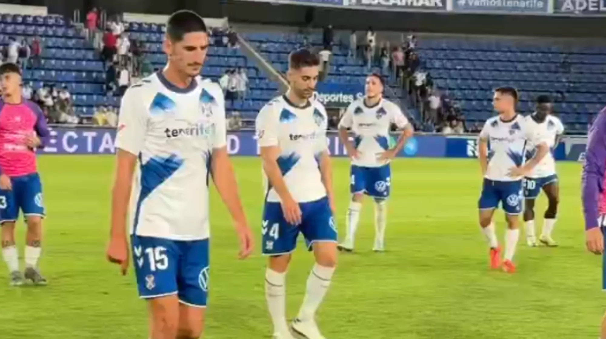 Los jugadores del CD Tenerife se retiran tras el empate ante el Málaga./ X - CDTENERIFE