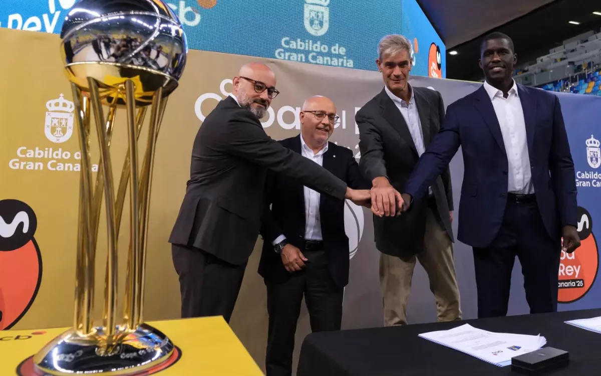 La mitad del presupuesto del Granca se cubre con dinero público. En la imagen, Aridany Romero, Antonio Morales y Sitapha Savané rodean a Antonio Martín, presidente de la ACB. / EFE