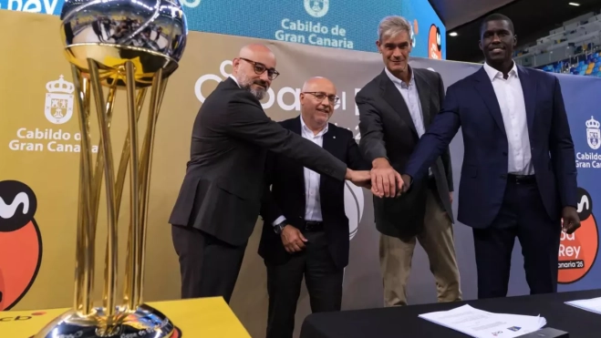 La mitad del presupuesto del Granca se cubre con dinero público. En la imagen, Aridany Romero, Antonio Morales y Sitapha Savané rodean a Antonio Martín, presidente de la ACB. / EFE