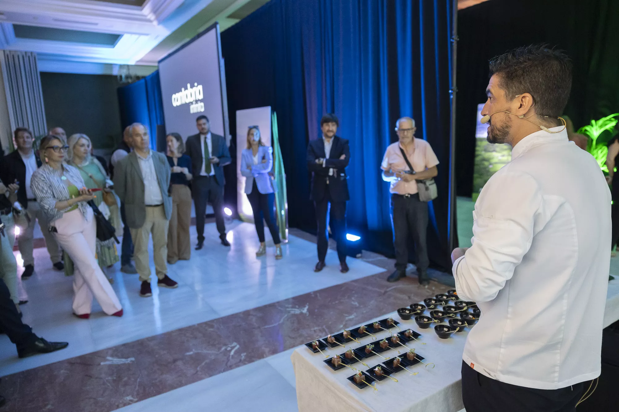 En la imagen, un momento la jornada profesional consistente en una experiencia inmersiva de la mano de tres chefs cántabros. / BINTER