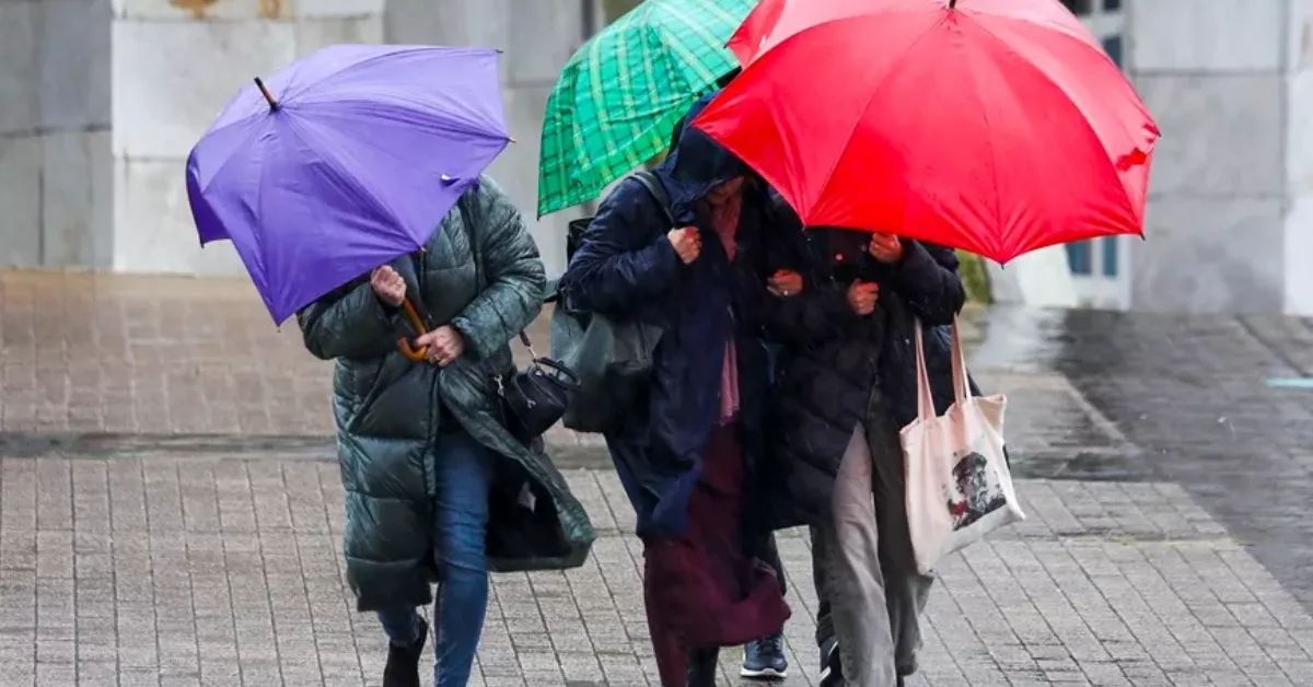 Imagen de personas caminando bajo la lluvia con paraguas / EFE - Xoán Rey