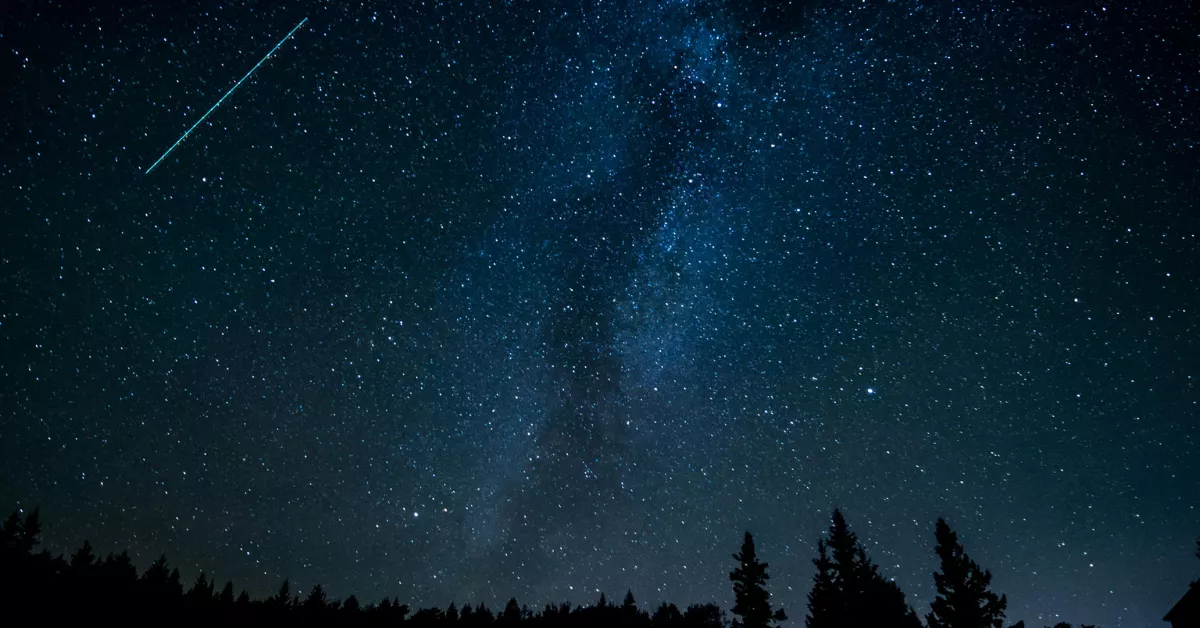 Imagen de un 'cometa' en un cielo estrellado / PEXELS