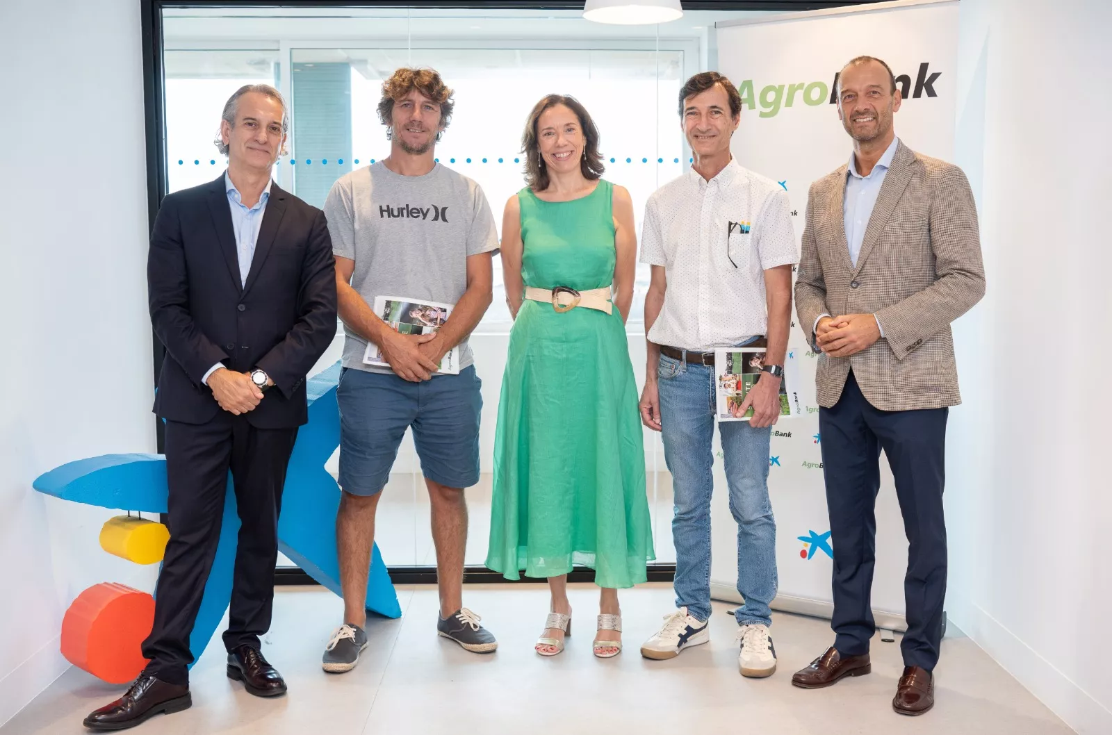 Firma del convenio entre CaixaBank y las cofradías de San Ginés y La Tiñosa./ CEDIDA