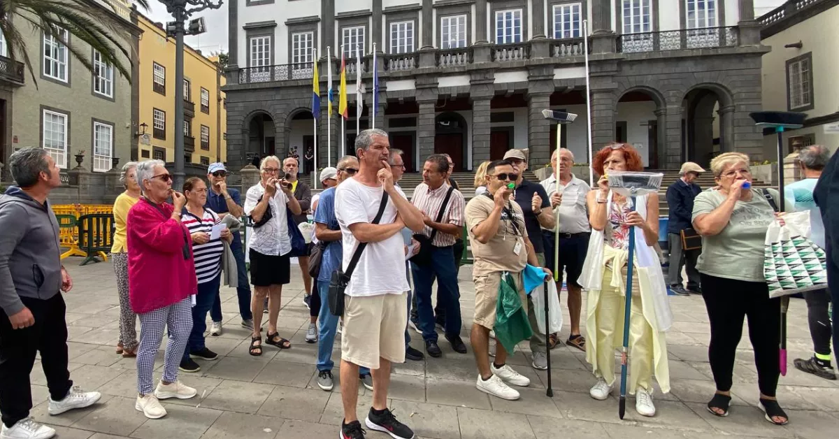 Vecinos manifestándose frente a la Casa Consistorial de Las Palmas de Gran Canaria / ATLÁNTICO HOY