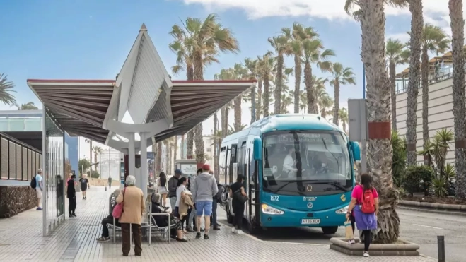 Imagen de una guagua de Global / EFE Imagen de una guagua de Global / EFE