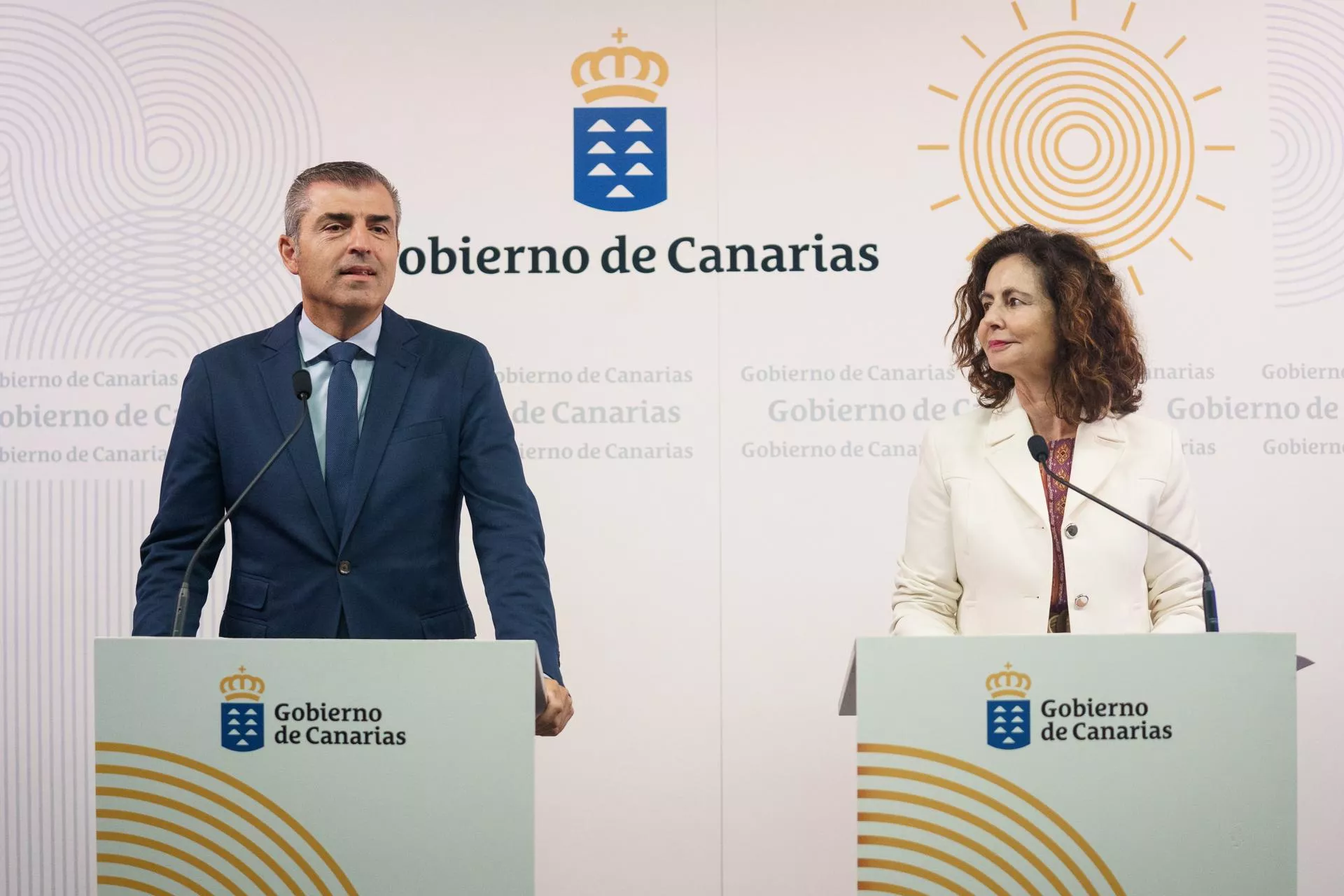 El vicepresidente del Gobierno de Canarias y consejero de Economía, Manuel Domínguez (i) y la consejera de Hacienda, Matilde Asián (d), en la presentación de la emisión de deuda pública./ EFE/RAMÓN DE LA ROCHA