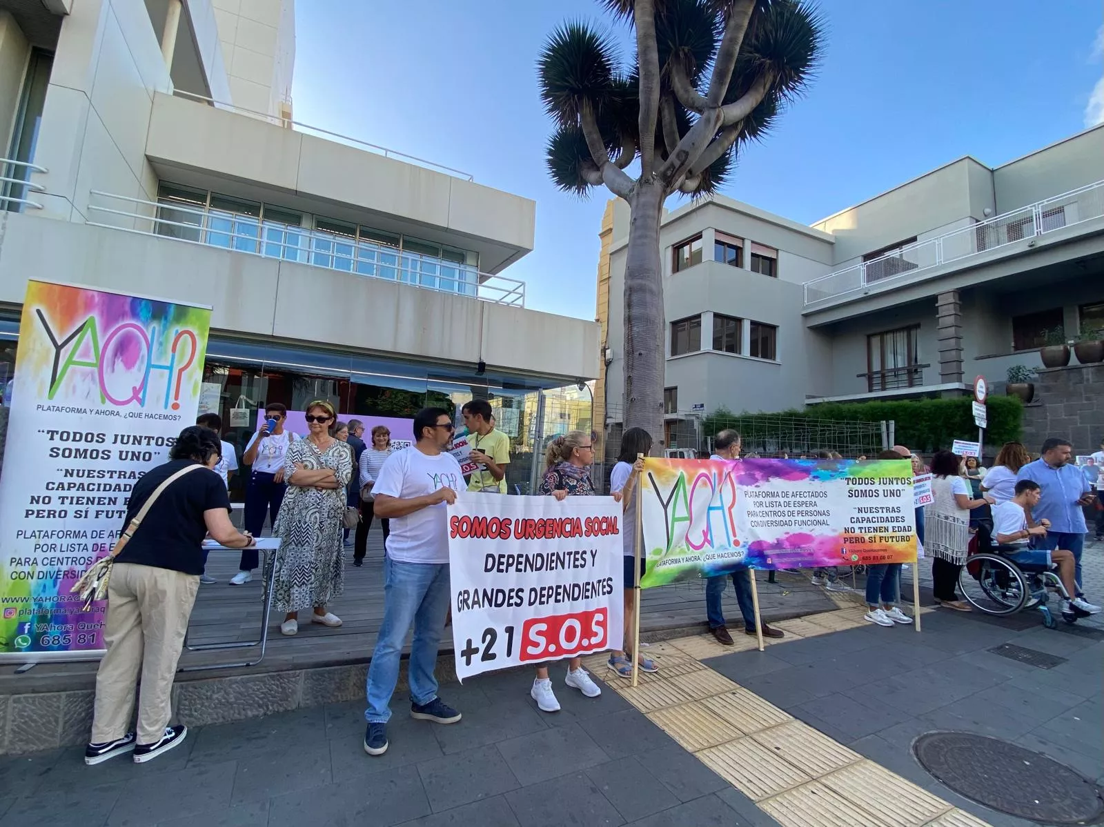 Concentración de la Plataforma Y Ahora Qué Hacemos denunciando la tardanza en las listas de espera para centros especializados / ATLÁNTICO HOY