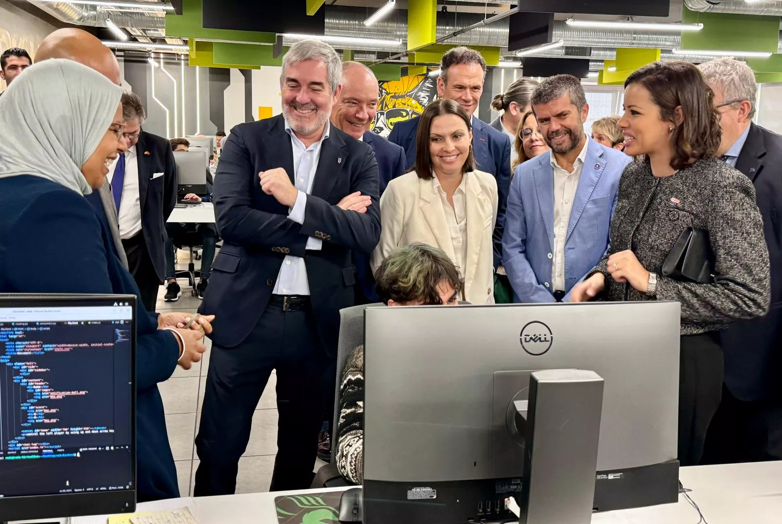 Canarias y Marruecos, unidos por la ciencia y la innovación. En la imagen, Fernando Clavijo, Migdalia Machín y Francisco Javier García dialogan con una alumna de la Universidad Mohamed VI Politécnico (UM6P). / AH