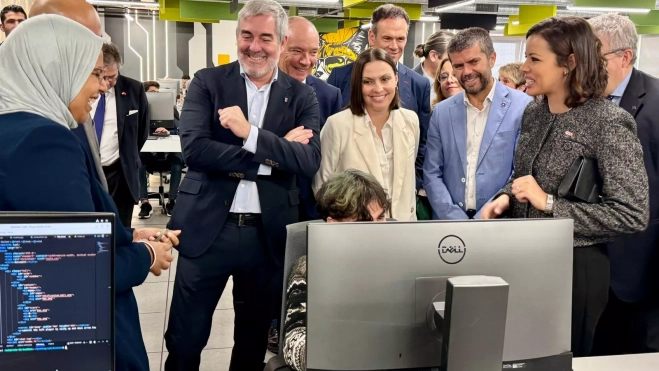Canarias y Marruecos, unidos por la ciencia y la innovación. En la imagen, Fernando Clavijo, Migdalia Machín y Francisco Javier García dialogan con una alumna de la Universidad Mohamed VI Politécnico (UM6P). / AH