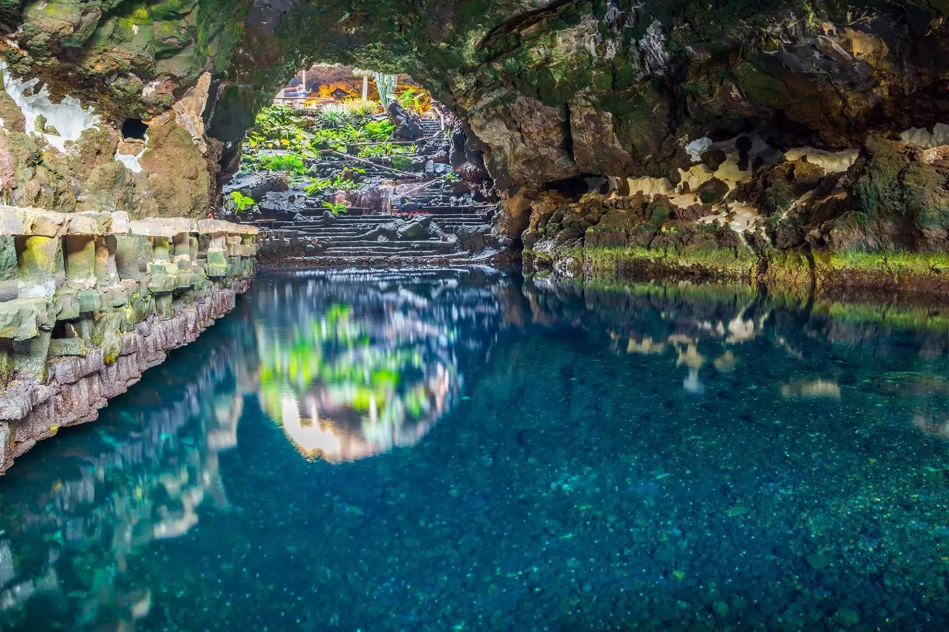 Los Jameos del Agua es un espacio creado por César Manrique a partir del tubo que originó la erupción del volcán de la Corona./ ISLAS CANARIAS.
