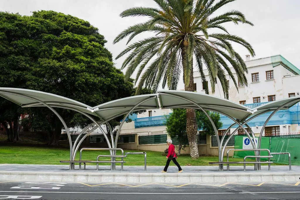 Una mujer pasa por la parada de la MetroGuagua instalada en el parque Doramas de la capital grancanaria. / AH