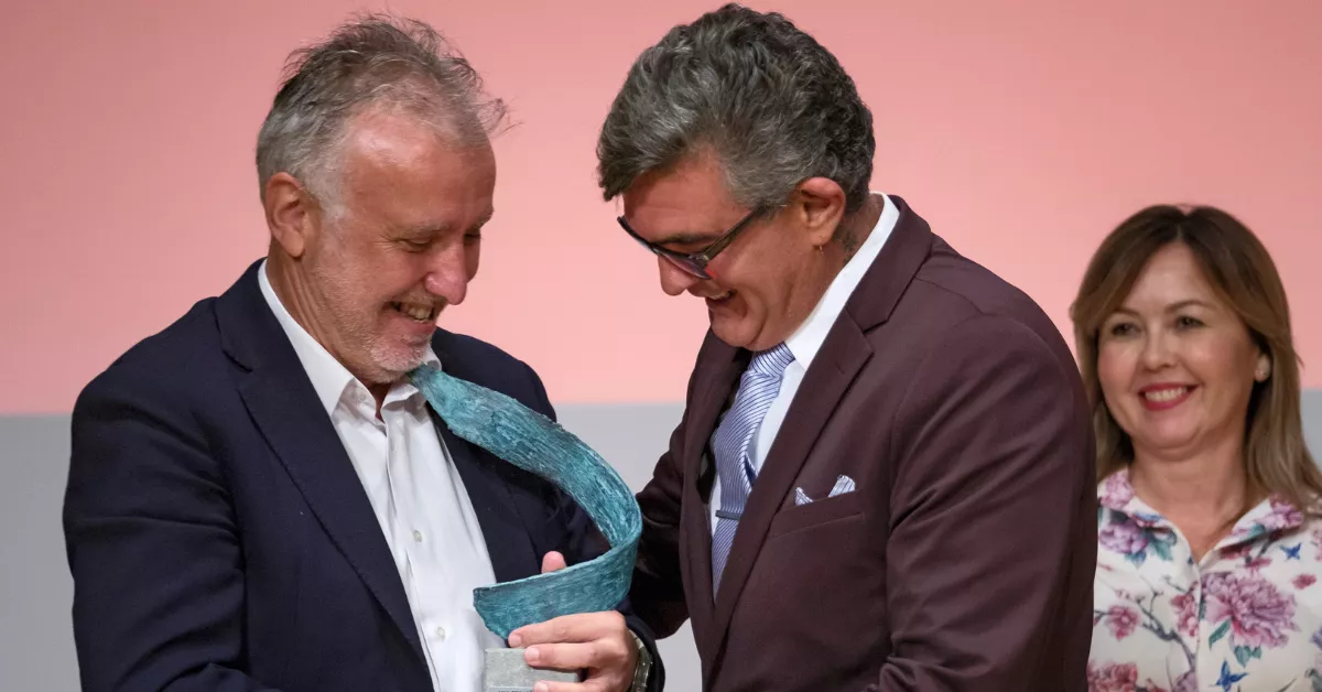 Un responsable de AMA Corazón Naranja recibe de manos del ministro de Política Territorial, Ángel Víctor Torres / EFE - ÁNGEL MEDINA