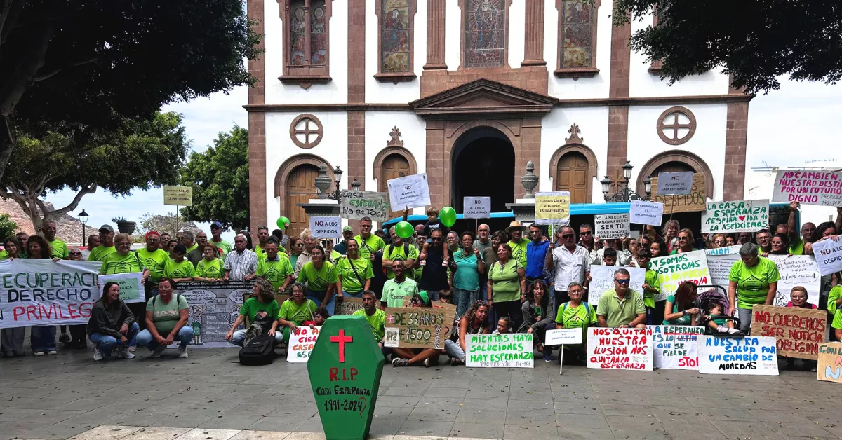 Imagen de la manifestación contra el cierre de la Casa Esperanza en el Valle de Agaete / LUNA MOYA - AH
