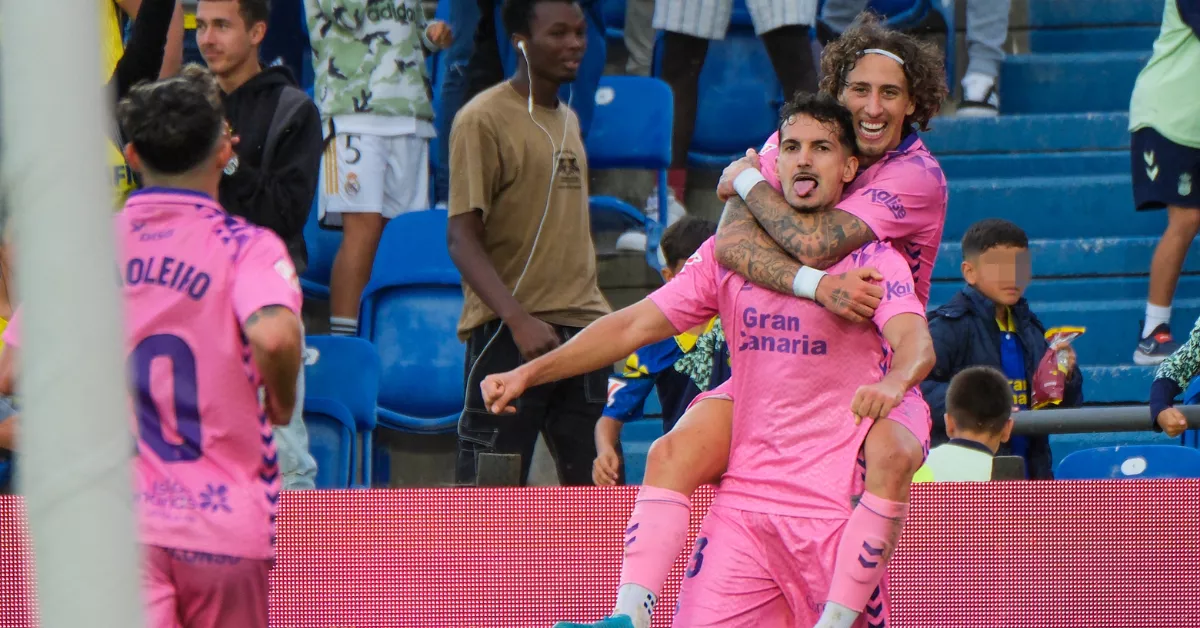  El defensa de Las Palmas Álex Muñoz celebra tras anotar un gol ante el Girona. / EFE - ÁNGEL MEDINA G.