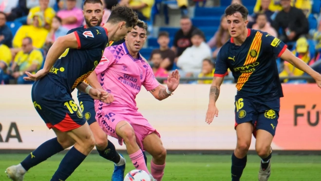 El centrocampista de Las Palmas Alberto Moleiro lucha con el checo Ladislav Krejci, del Girona /EFE- ÁNGEL MEDINA G. El centrocampista de Las Palmas Alberto Moleiro lucha con el checo Ladislav Krejci, del Girona /EFE- ÁNGEL MEDINA G.
