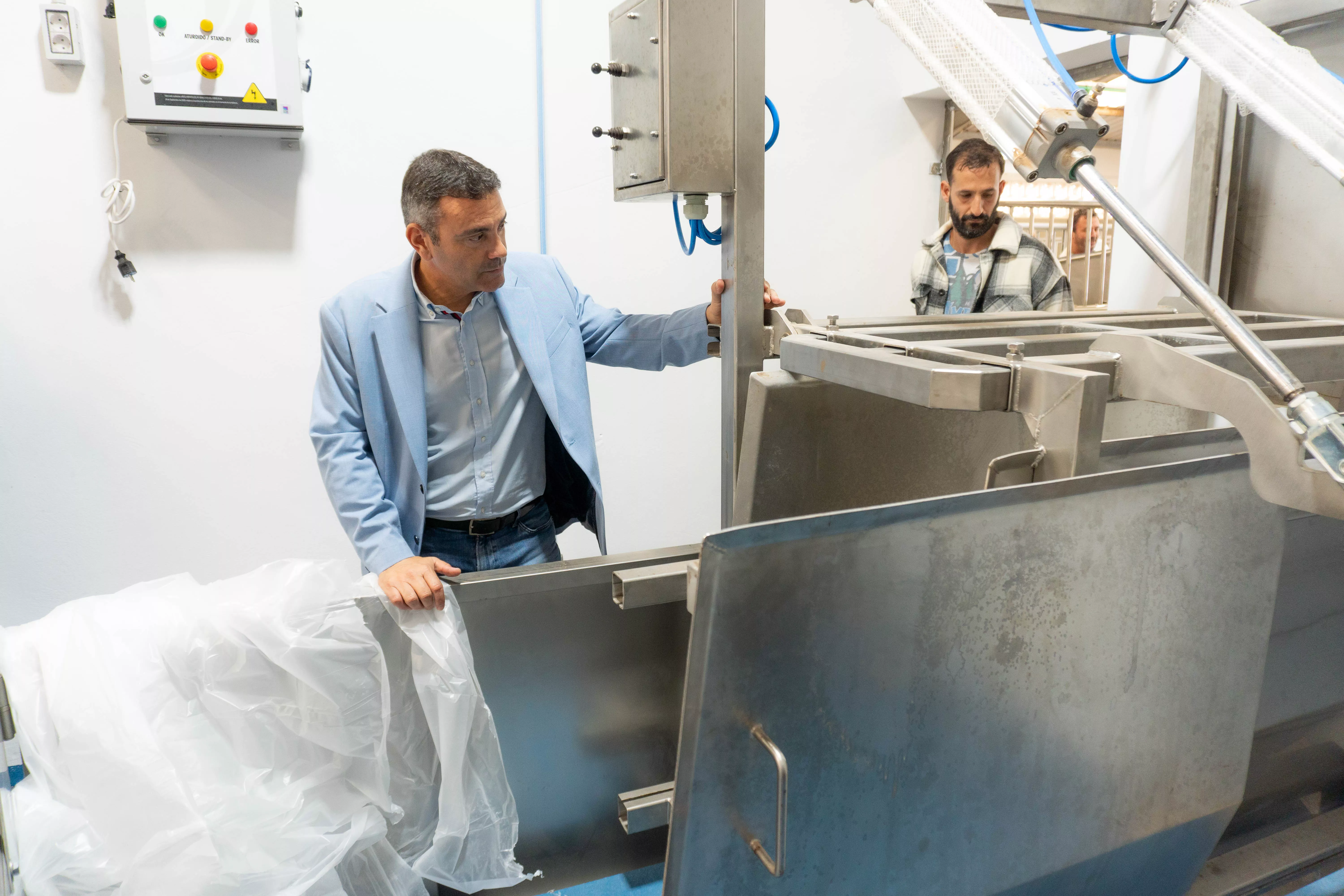 El presidente Oswaldo Betancort visita el matadero de Lanzarote./ CEDIDA