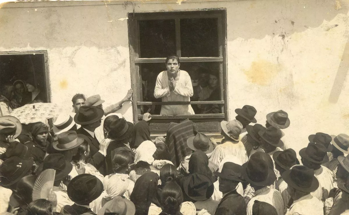 La muchedumbre se congrega frente a la ventana de la casa de Antonia Tejera Reyes, conocida como "La Iluminada de Candelaria"./ REDES.
