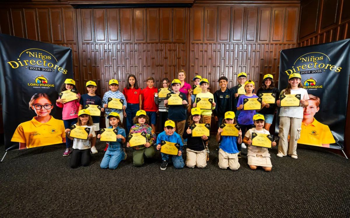 La Directora de Administración del Grupo Loro Parque, Cybell Kiessling; los finalistas; y los ganadores de la pasada edición, en el acto desarrollado en Loro Parque. / AH