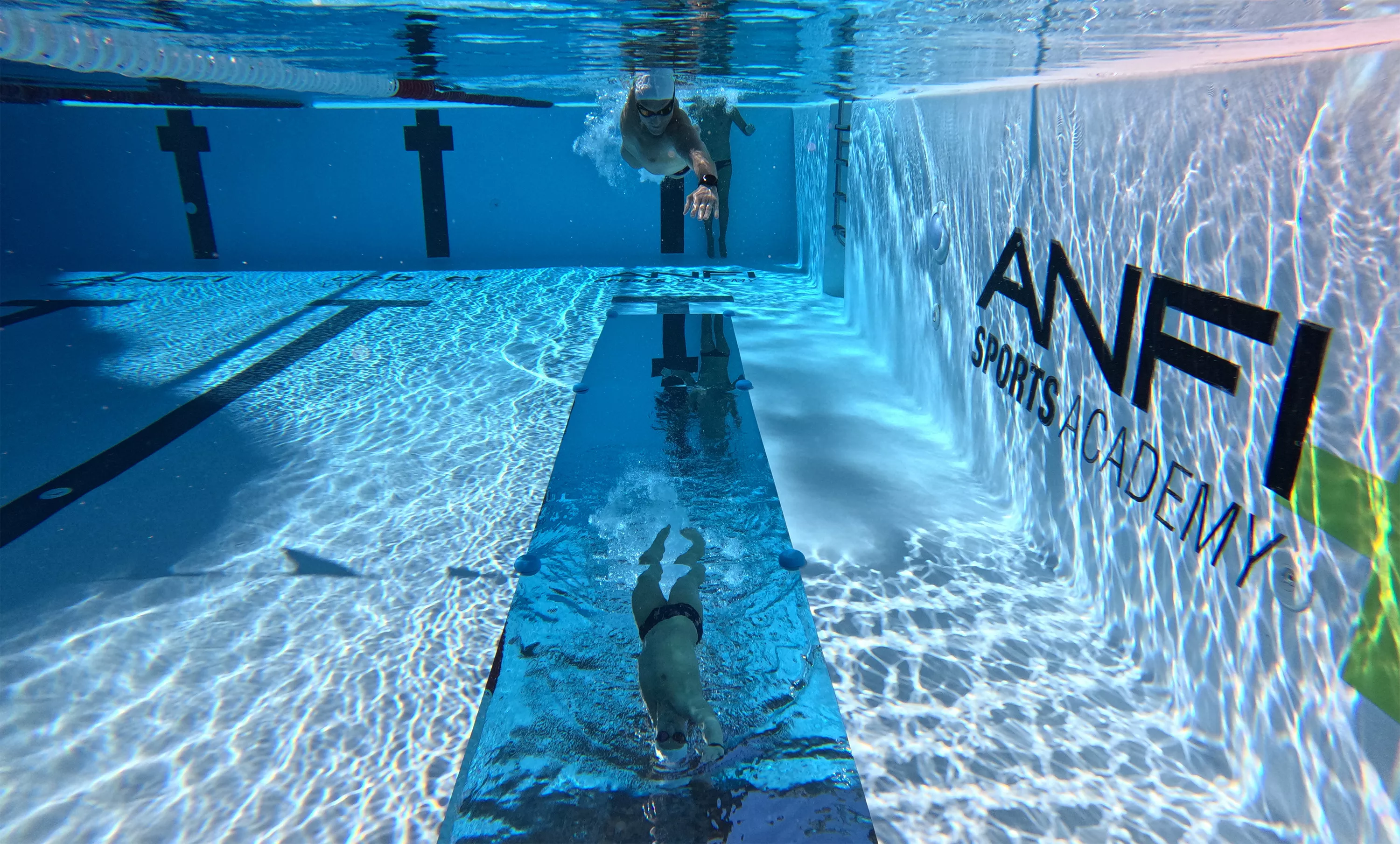 El Grupo Anfi inaugura una piscina con espejos única en Europa para analizar la brazada