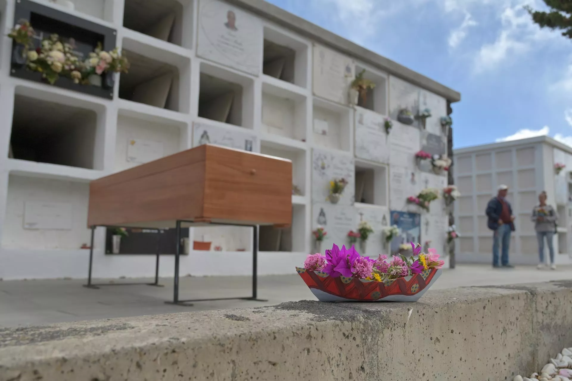 Entierro este lunes, de la persona migrante que falleció el pasado sábado tras su llegada a La Restinga (El Hierro), después de que Salvamento Marítimo lo rescatara en un cayuco con 175 personas en aguas cercanas a El Hierro. / GELMERT FINOL-EFE