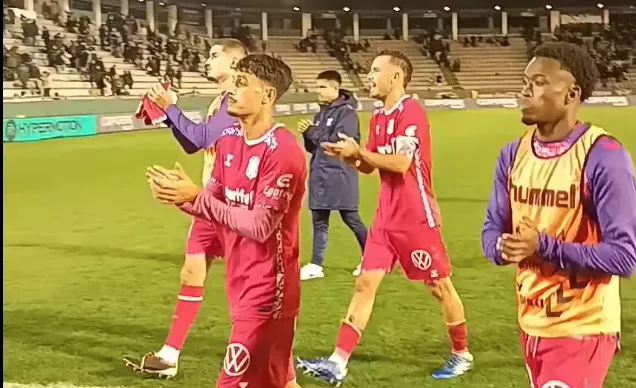 Varios jugadores del CD Tenerife saludan a la afición tras el partido ante el Racing de Ferrol./ X