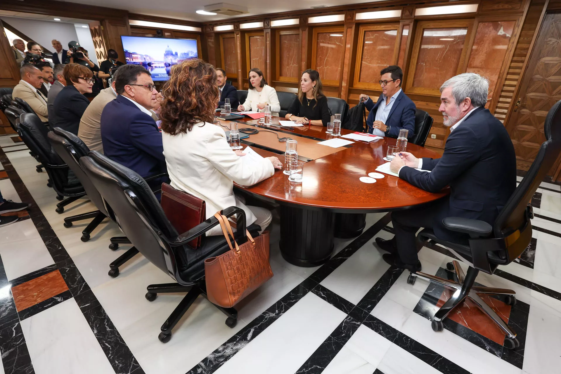 El presidente del Gobierno de Canarias, Fernando Clavijo (d), y los consejeros durante la reunión del Consejo de Gobierno, celebrada este lunes en Las Palmas de Gran Canaria. / ELVIRA URQUIJO A.-EFE