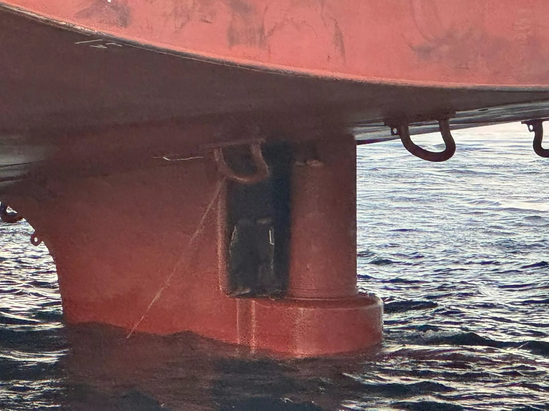 Los servicios de emergencia rescataron este domingo en el Puerto de Las Palmas a cuatro migrantes que viajaron como polizones en el hueco del timón de un buque contenedores desde Costa de Marfil.  / SALVAMENTO MARÍTIMO