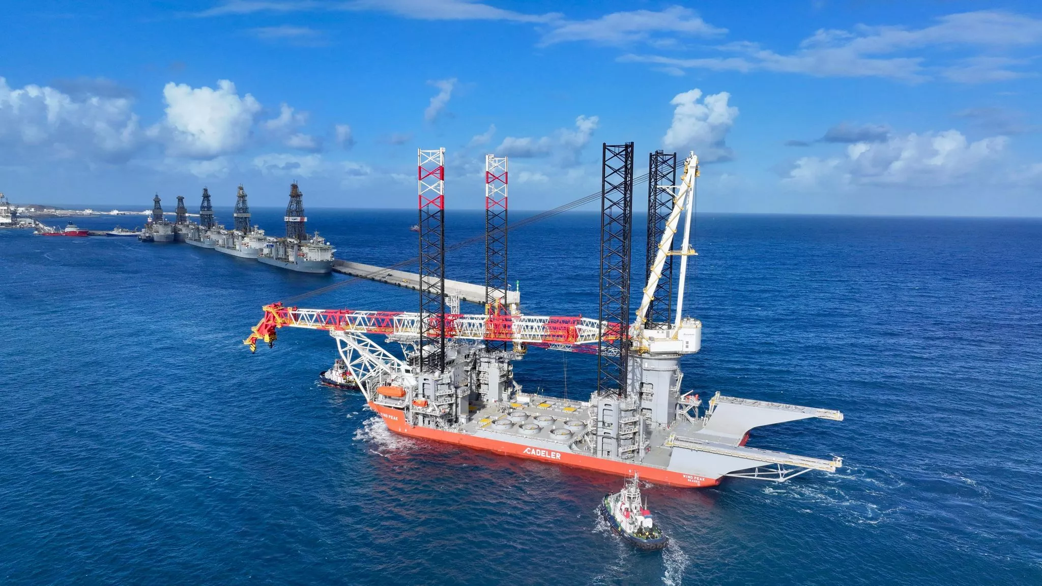 El 'Wind Peak', considerado el mayor barco de energía eólica marina del mundo, durante una escala en el Puerto de Las Palmas. / AH