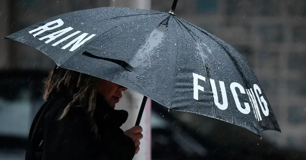 Imagen de una mujer bajo un paraguas por la lluvia / EFE - MIQUEL A. 