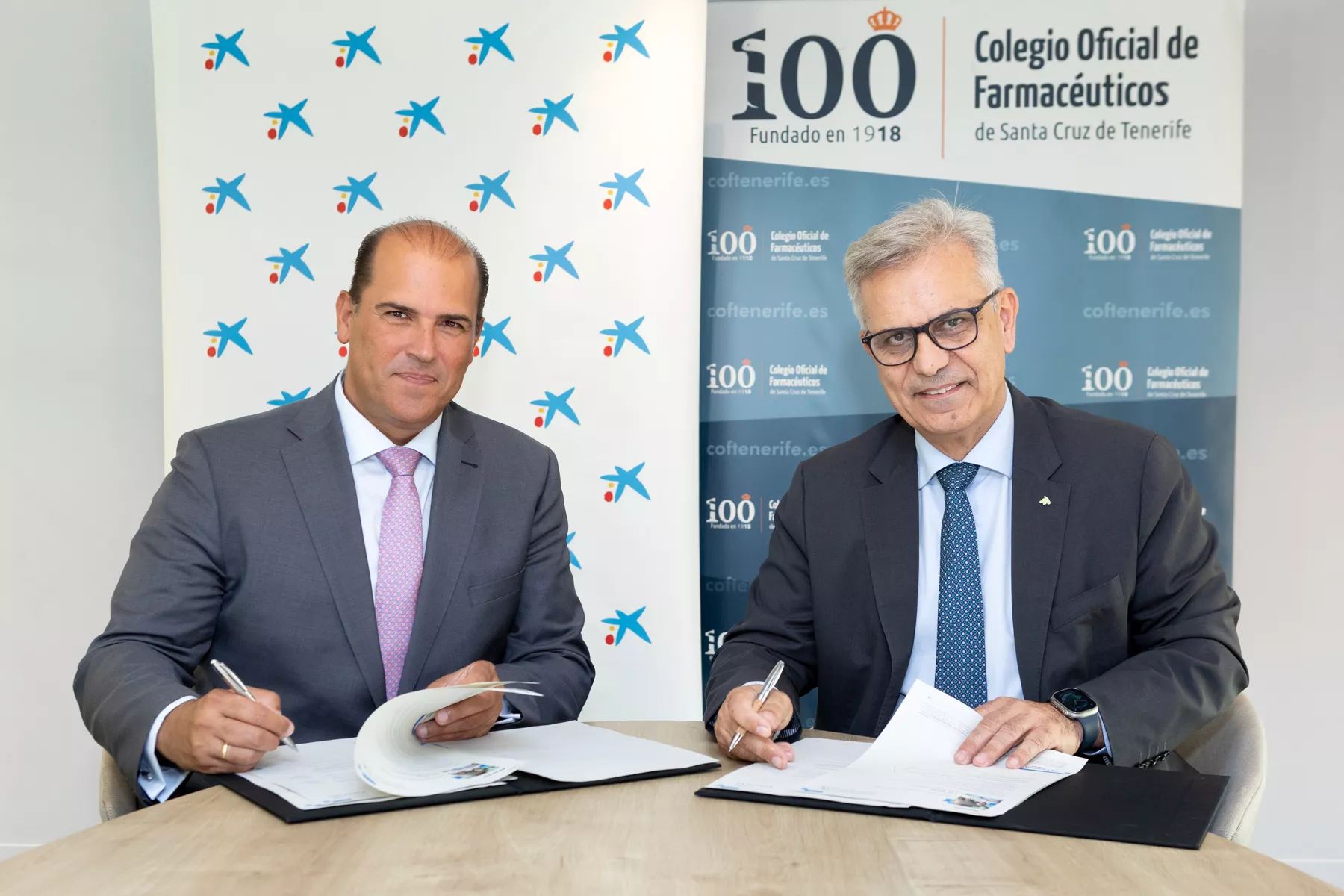 El director territorial de CaixaBank en Canarias, Manuel Afonso, y el presidente del Colegio Oficial de Farmacéuticos de Santa Cruz de Tenerife, Manuel Ángel Galván./ CEDIDA