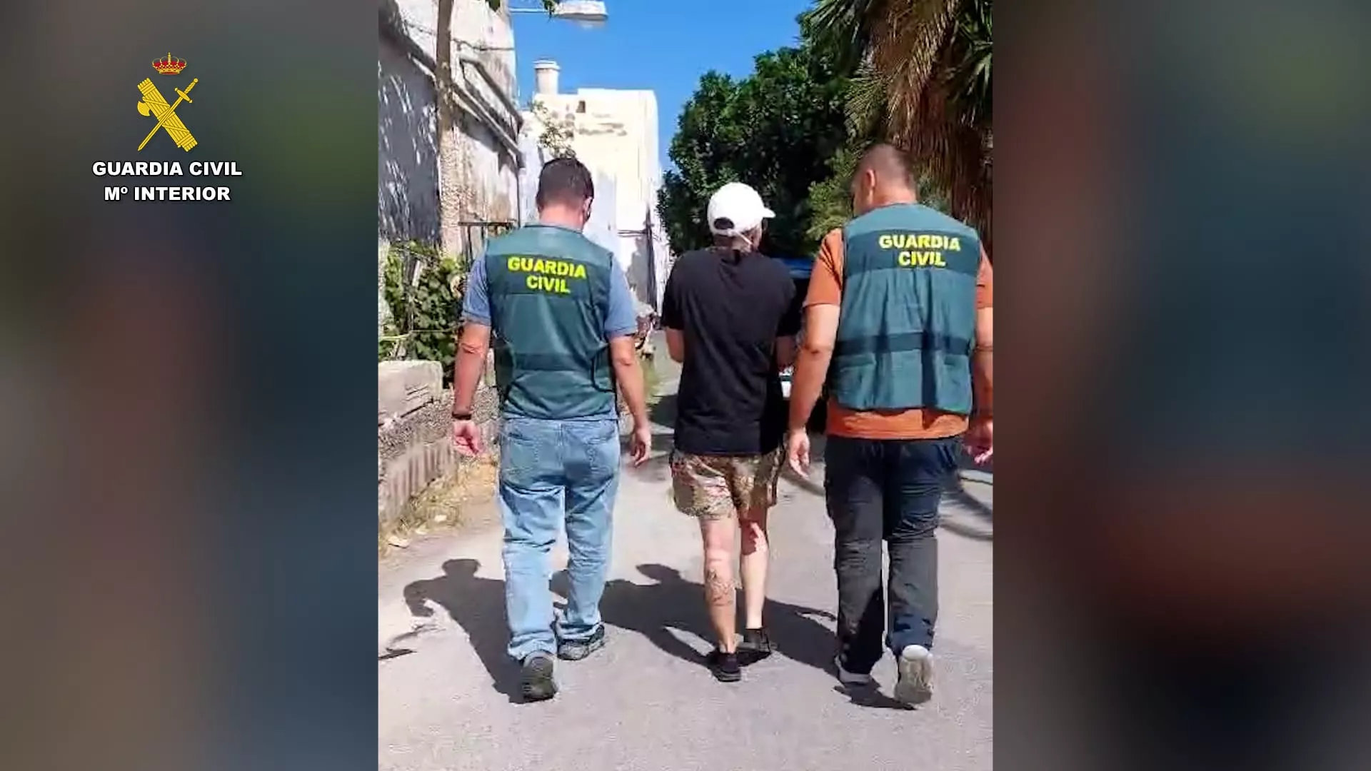 La Guardia Civil detiene al agresor que tiró un refresco encima a una conductora de guagua en Gran Canaria . / AH