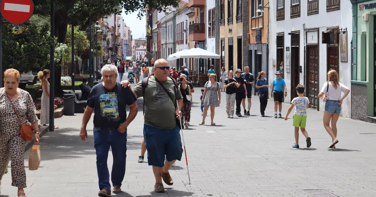 Un grupo de personas pasea por San Cristóbal de La Laguna (Canarias). / ATLÁNTICO HOY