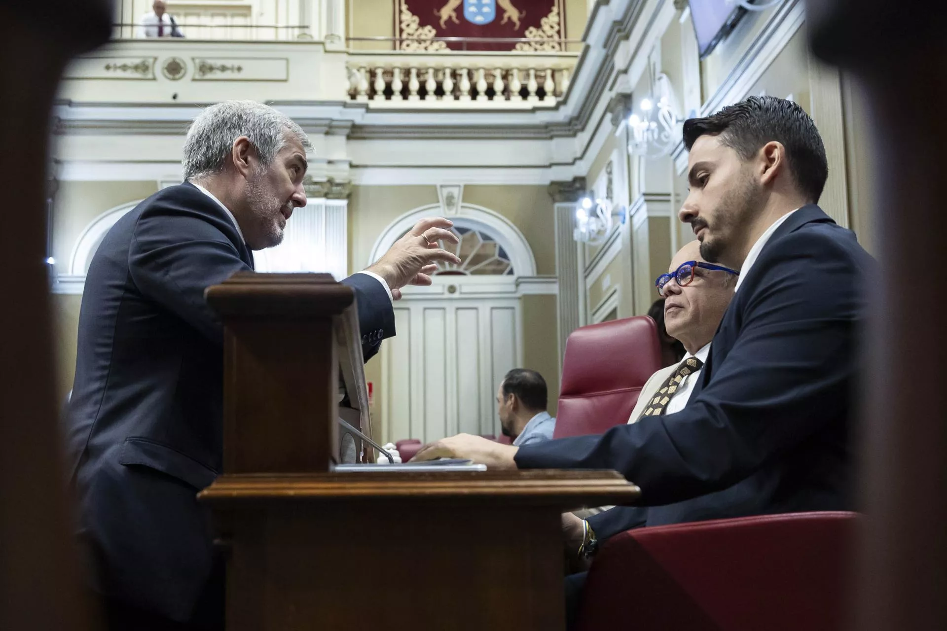 David Toledo, a la derecha, escucha a Fernando Clavijo en presencia de José Miguel Barragán, representantes de Coalición Canaria. / MIGUEL BARRETO-EFE